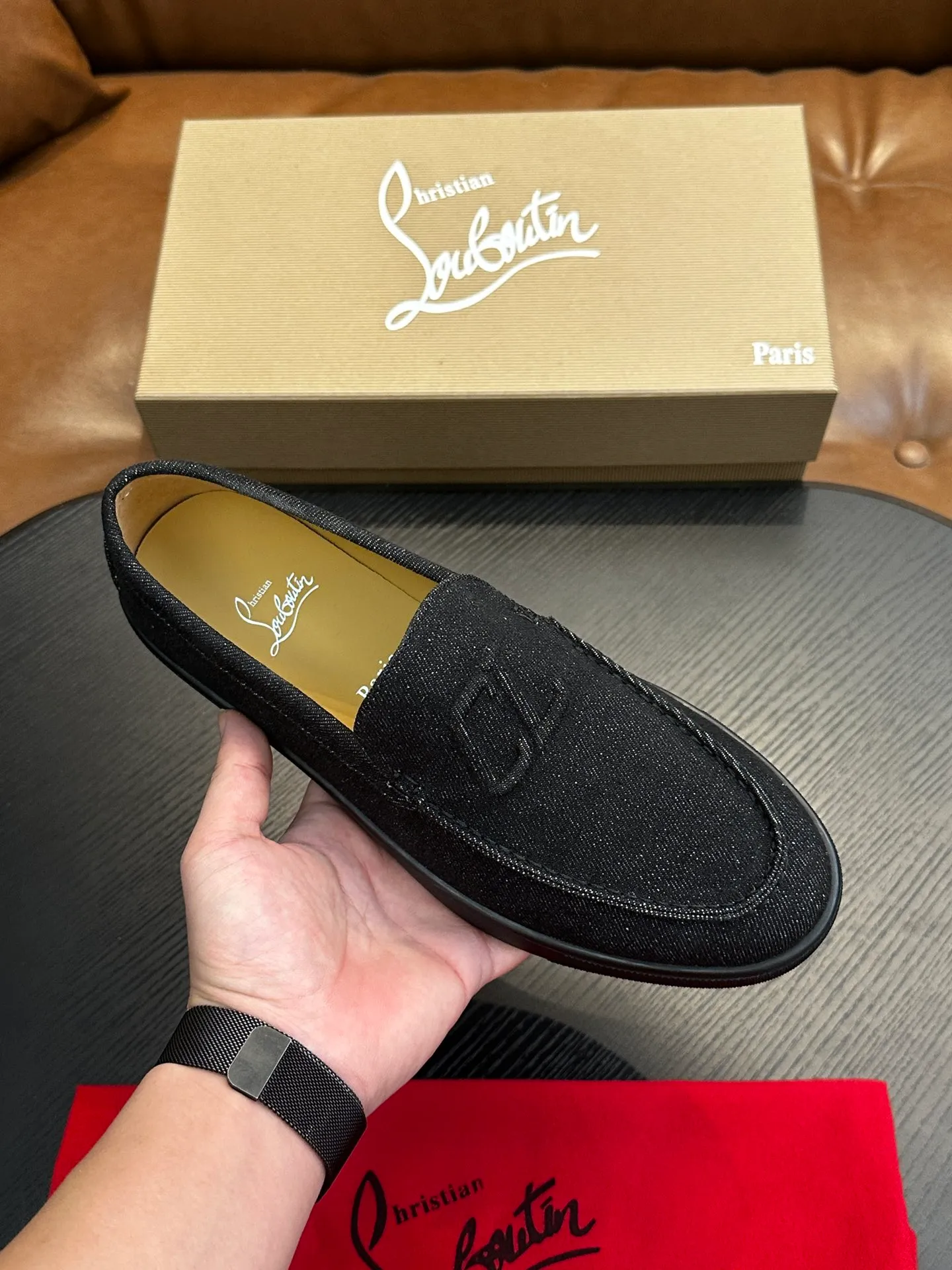 P760💰Christian Louboutin (red-soled shoes) Italian men’s casual sneakers are shipped! Each pair of shoes from this Italian handmade shoe brand has a simple and classic design, which is very comfortable and versatile! The upper fabric of this shoe is made of imported cowhide, with high-end and comfortable cowhide lining! The outsole is made of original rubber bottom sheets and is lined with cowhide! Brand-specific molded footbed, exclusive private mold control! Original box packaging, with shoe storage bag! 39 40 41 42 43 44 (38 45 46 customized)